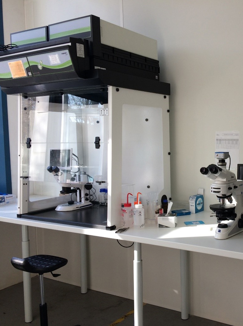 Salle de préparation MOLP (microscopie optique à lumière polarisée)